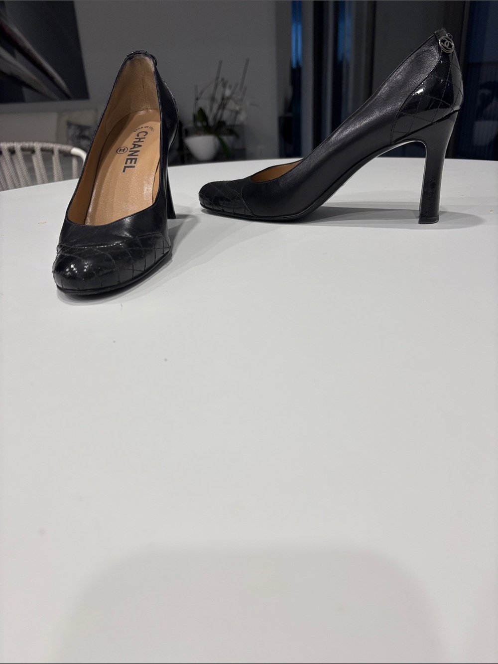 Vintage Chanel pumps Black leather/patent leather. Chanel logo on back of shoe. - Picture 8 of 10